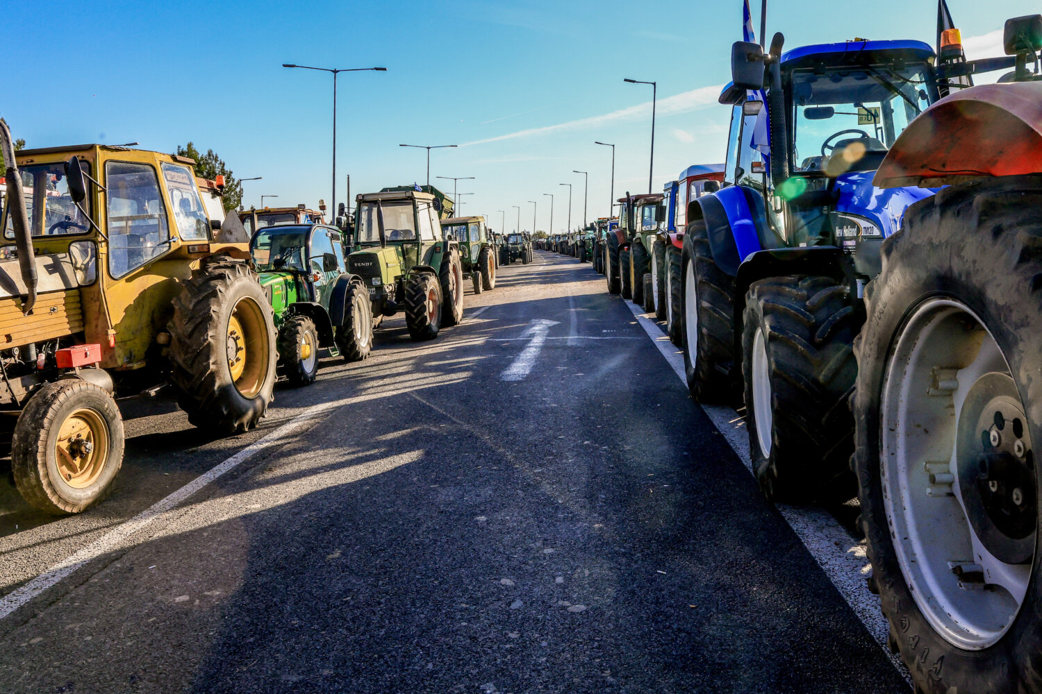 Κλιμακώνουν οι αγρότες και βλέπουν… Χριστούγεννα στα μπλόκα
