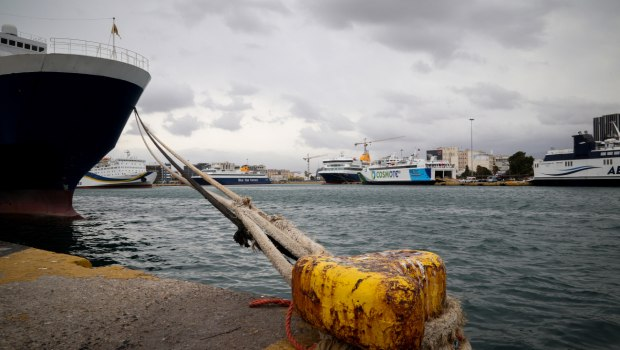 Παραμένει σε ισχύ το απαγορευτικό απόπλου – Δεμένα τα πλοία σε Αιγαίο, Πειραιά, Ραφήνα και Λαύριο