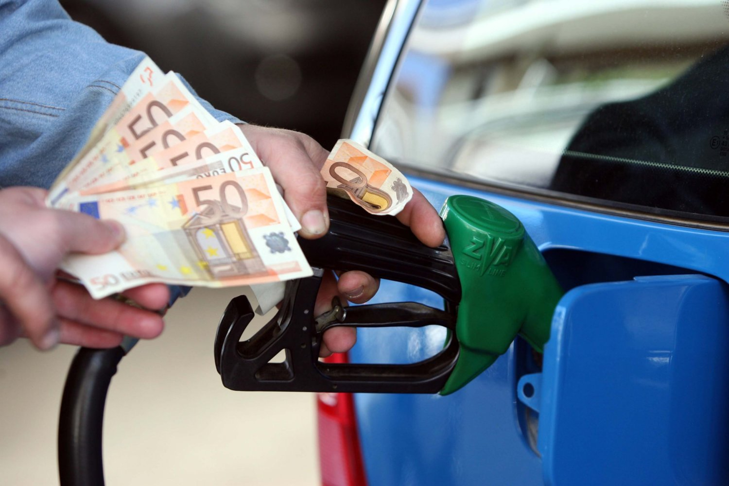 Fuel pass 2026: Τα εισοδηματικά κριτήρια – Τι δικαιούστε με ψηφιακή κάρτα και τι με κατάθεση σε iban