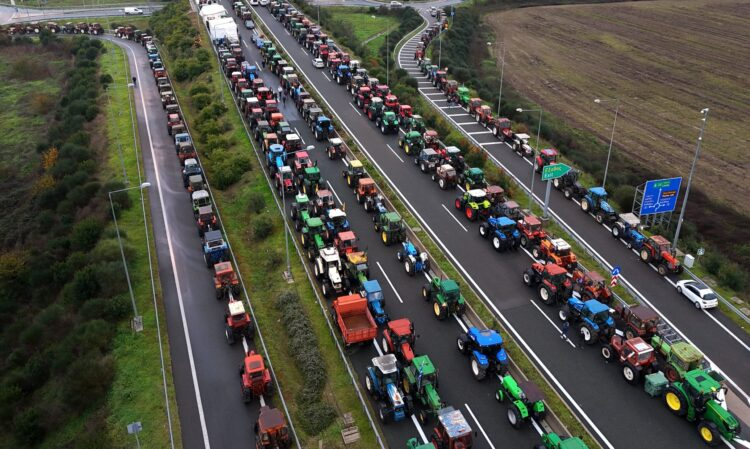 Εντείνουν τις κινητοποιήσεις οι αγρότες – Πού στήνονται νέα μπλόκα