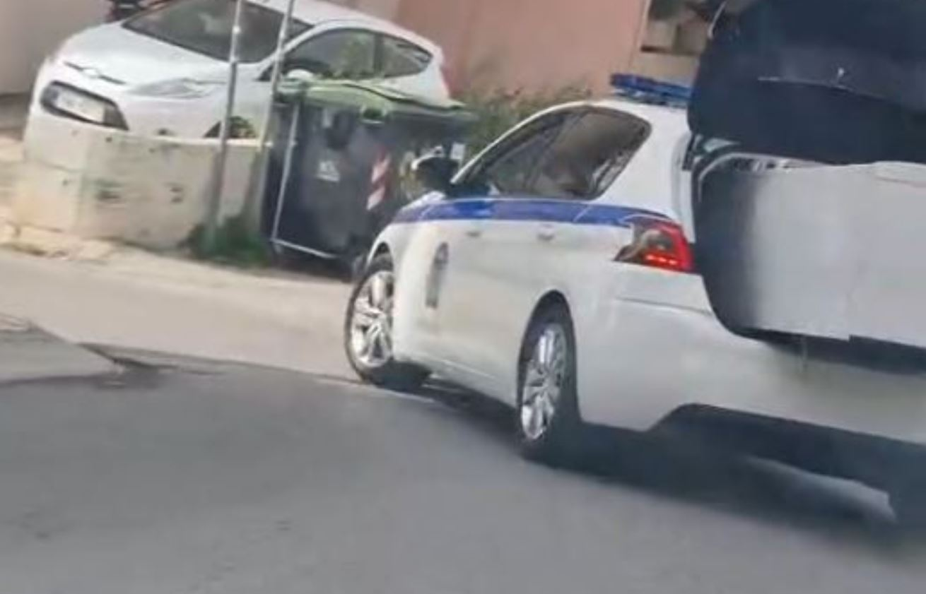 Ταυτοποιήθηκε ο αστυνομικός που φόρτωσε ψυγείο σε περιπολικό – Τέθηκε σε διαθεσιμότητα και διατάχθηκε ΕΔΕ