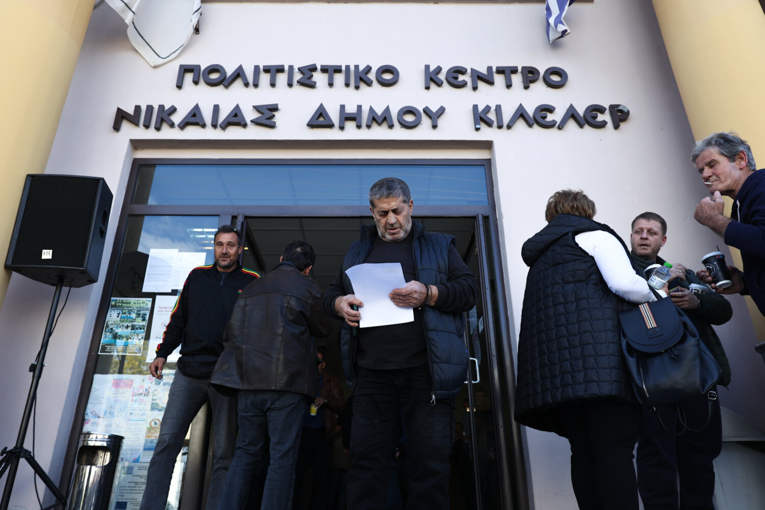 Οργή αγροτών και κτηνοτρόφων στη Νίκαια – «Κλείνουν» Εθνική Οδό, λιμάνια κι αεροδρόμια (φωτ. & βίντεο)