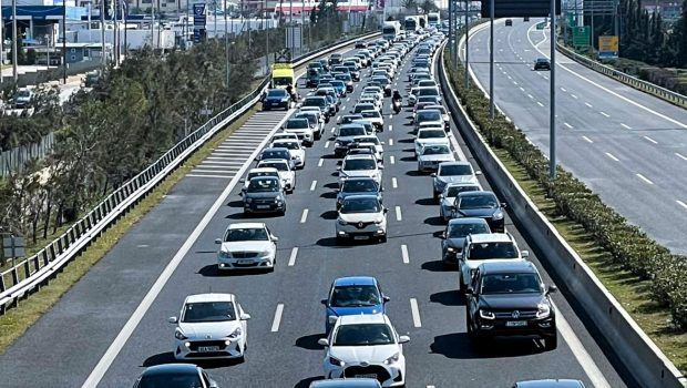 Κίνηση: Καθυστερήσεις σε Αττική Οδό και παραλιακή