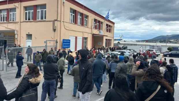 Λέσβος: Κτηνοτρόφοι απέκλεισαν το λιμάνι της Μυτιλήνης