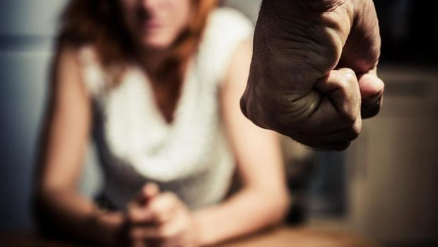 Άγριος ξυλοδαρμός στα Χανιά: «Αν τον αφήσουν ελεύθερο θα την σκοτώσει – Θα έχουμε άλλη μια γυναικοκτονία»