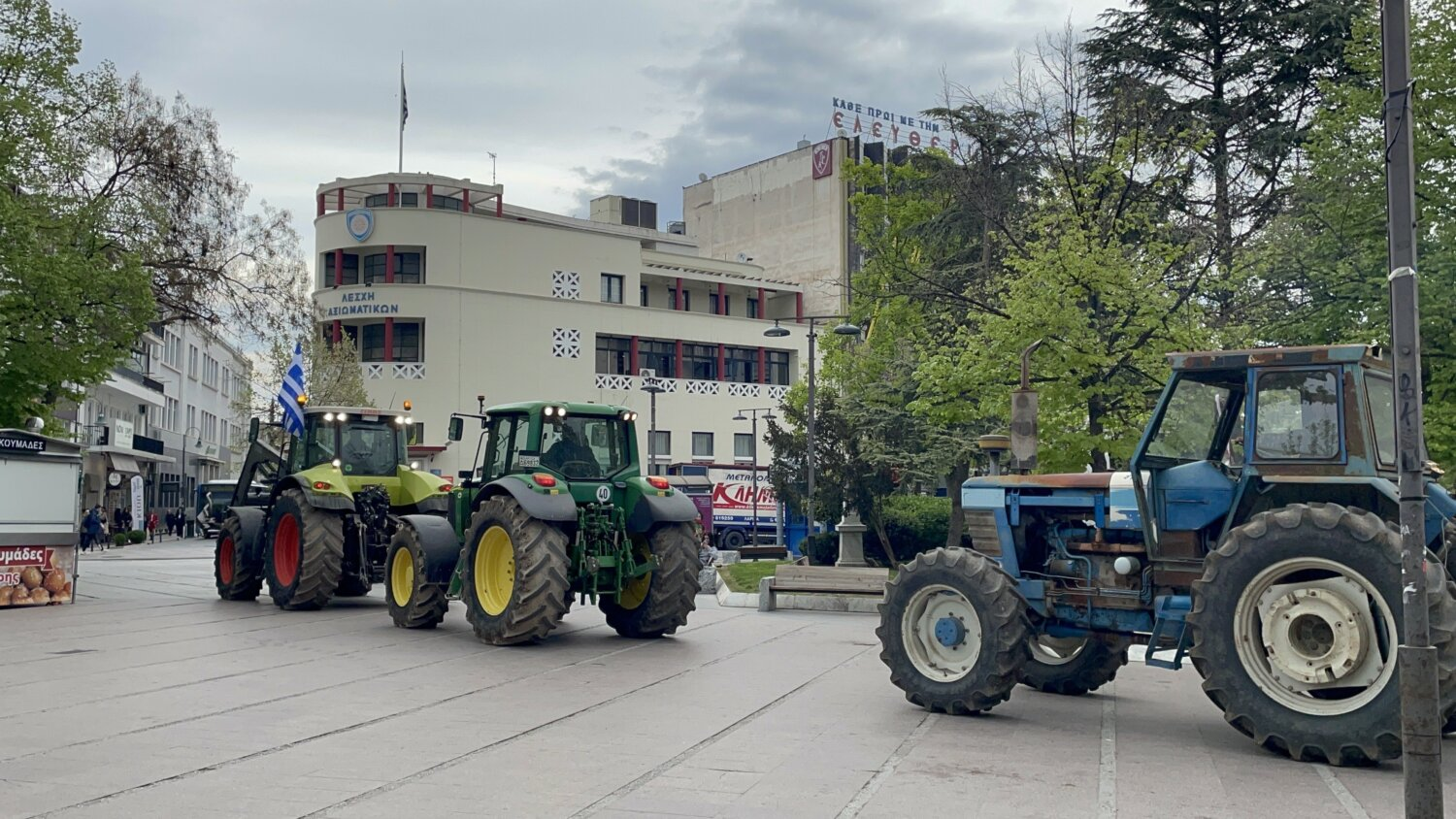 Αποχώρησαν τα τρακτέρ από τη Λάρισα – «Κρίσιμος» μήνας ο Μάιος με σκέψεις… «καθόδου» στην Αθήνα (φωτ. & βίντεο)
