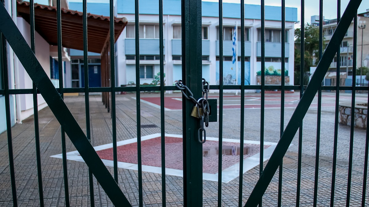 Πάνω από 50 καταγγελίες για το σχολείο που μπήκε «λουκέτο» – Τι λέει ο καθηγητής για την παρενόχληση των μαθητριών