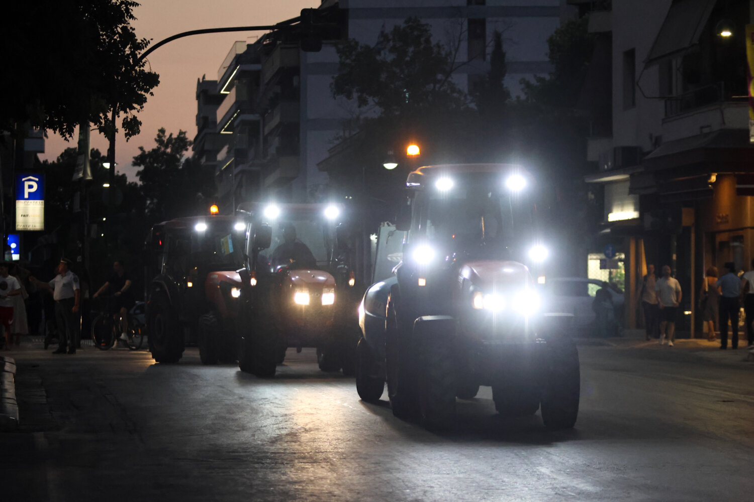 Στη Λάρισα οι αγρότες με τα τρακτέρ τους (βίντεο)