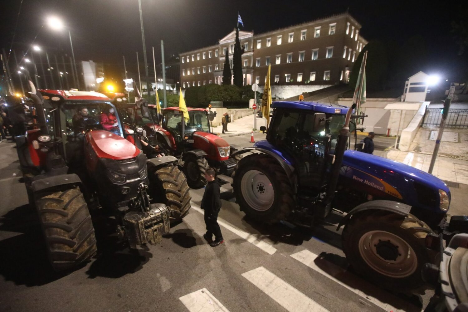 Αγρότες: Ξενύχτι στο Σύνταγμα με 44 τρακτέρ – Τα αιτήματα, τα πολιτικά μηνύματα και η ώρα της αποχώρησης