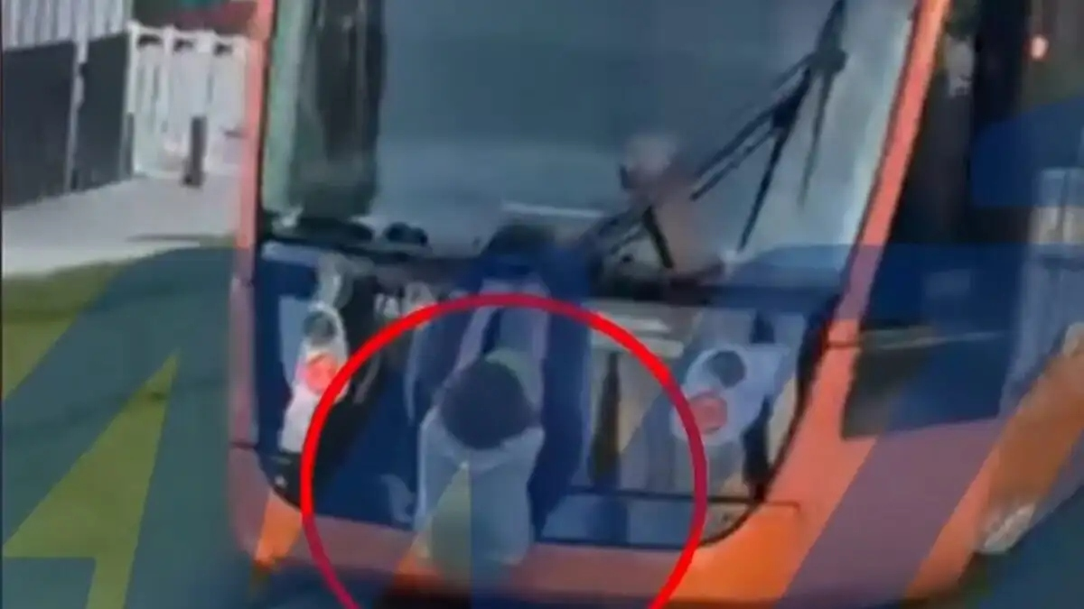 Ανήλικος κρεμάστηκε από κινούμενο τραμ στην Αθήνα για να κάνει ένα «challenge»