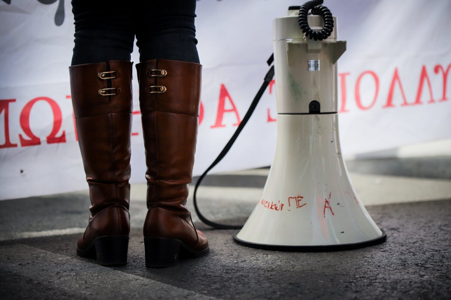 Μισθωτοί και συνταξιούχοι πληρώνουν τον πληθωρισμό – Γεμίζει το δημόσιο ταμείο