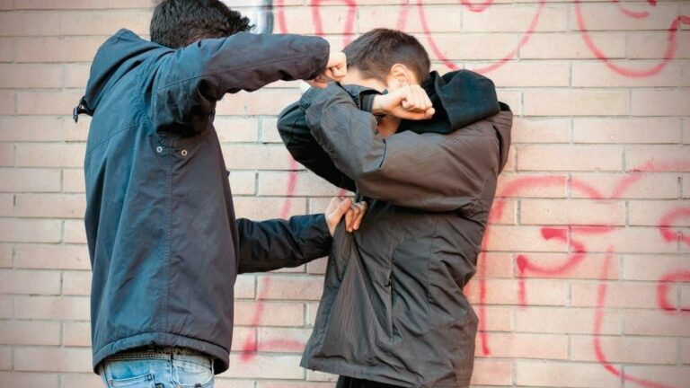 Θεσσαλονίκη: Τέσσερις ανήλικοι και ενήλικας επιτέθηκαν σε 15χρονο για λόγους ερωτικής αντιζηλίας