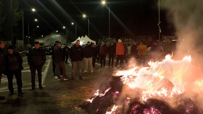 Απέκλεισαν τον κόμβο της Γυρτώνης και σήμερα οι αγρότες (φωτ.)