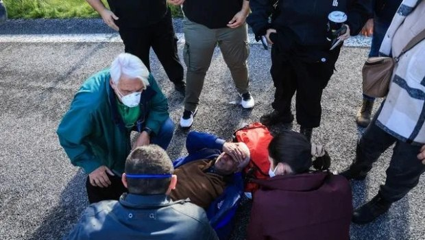 Θεσσαλία: Στο νοσοκομείο αγρότης μετά τα επεισόδια με τα ΜΑΤ στο μπλόκο της Νίκαιας