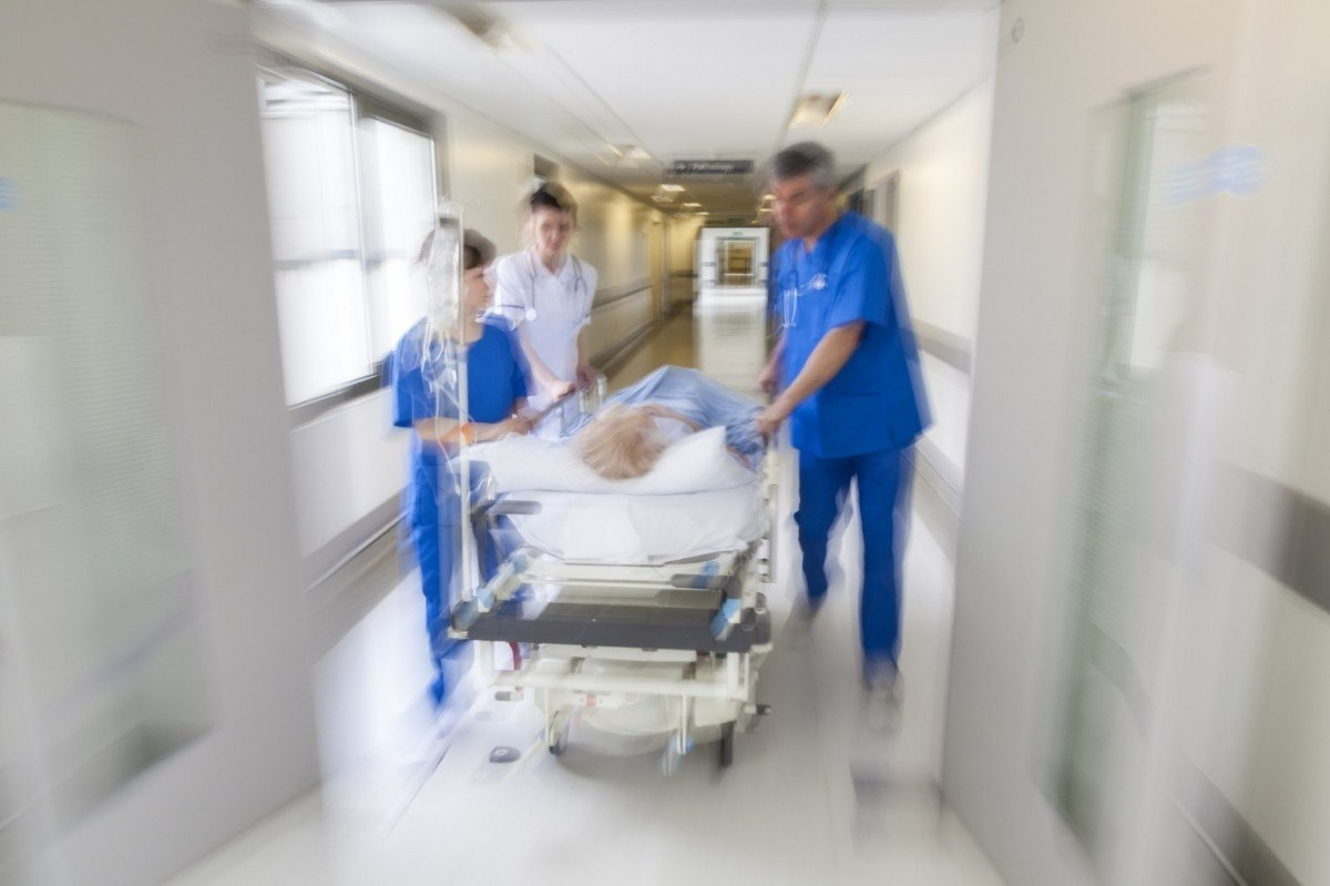Συγκλονίζει η 81χρονη που δέχτηκε επίθεση στην σχολή οδηγών: «Με χτύπησαν στο πόδι επτά – οχτώ φορές με ένα σίδερο»