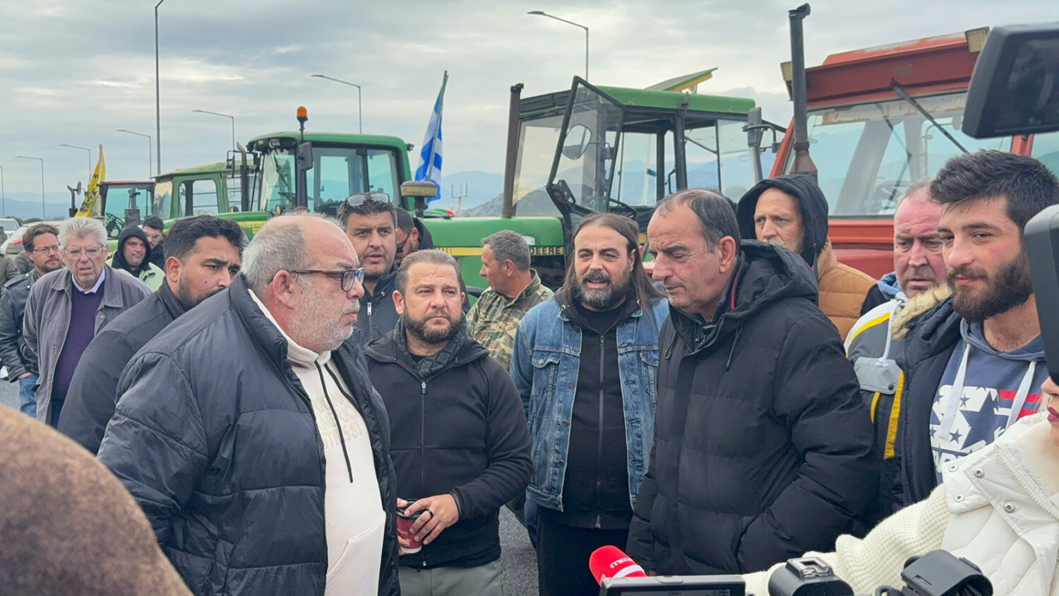 Σήραγγες Τεμπών: Έφτασαν δεκάδες ταξί εκφράζοντας συμπαράσταση στον αγώνα των αγροτών