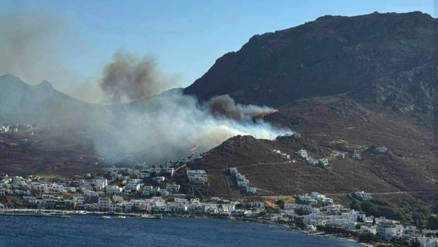 Φωτιά στη Σέριφο: Yπό έλεγχο η πυρκαγιά μετά από ολονύκτια μάχη – «Σταμάτησε στην θάλασσα»