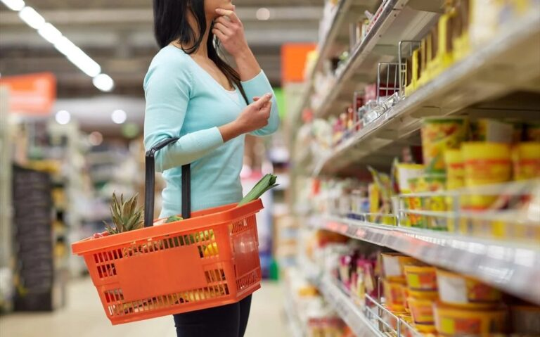 Μετά τις πολυδιαφημισμένες μειώσεις: Πόσο κοστίζει σήμερα ένα καλάθι με βασικά τρόφιμα που το 2021 έκανε 100 ευρώ