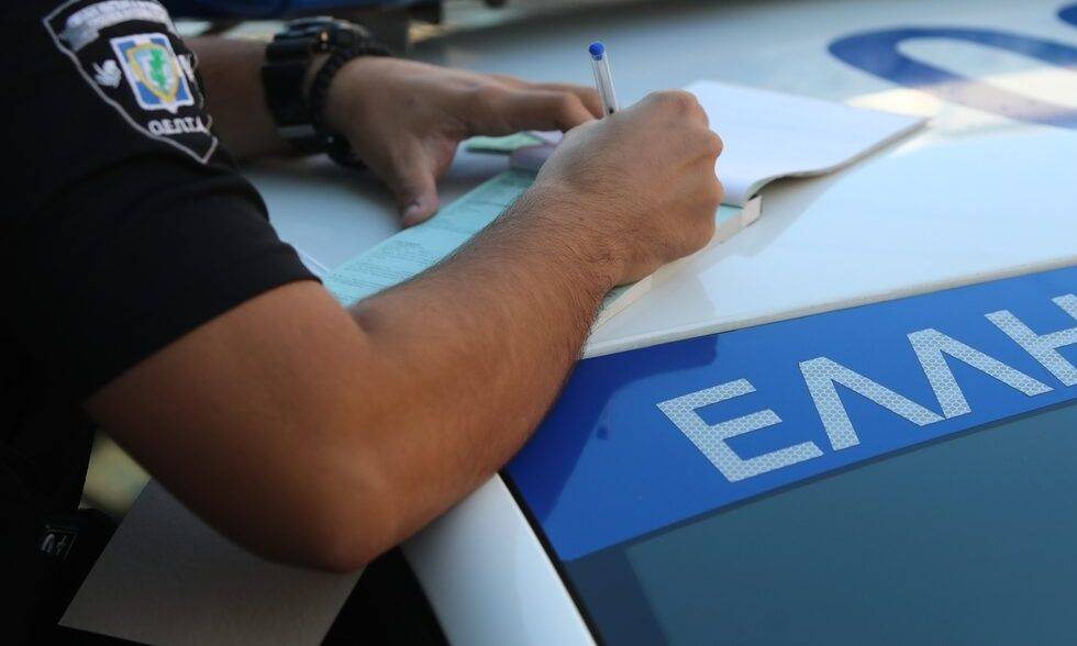 66χρονος έβρισε και χτύπησε αστυνομικό επειδή του έκοψε πρόστιμο