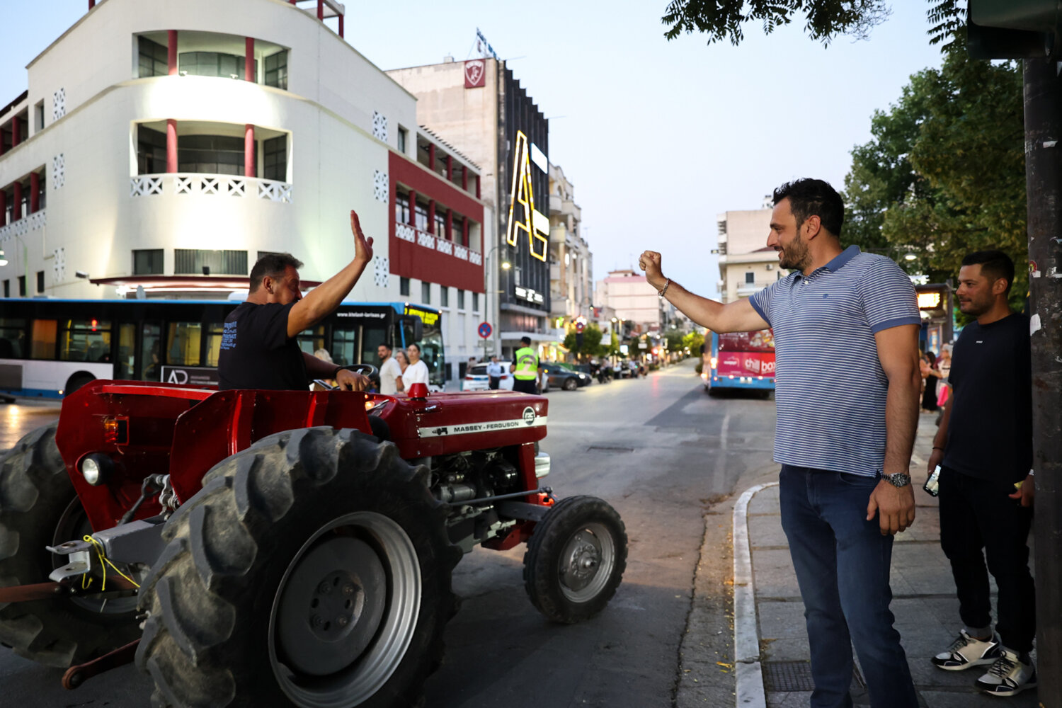 Αγρότες από την Κεντρική Πλατείας της Λάρισας: «Ο χειμώνας και οι αγροτικές κινητοποιήσεις θα έρθουν… νωρίτερα» (φωτ. & βίντεο)