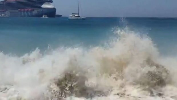 Μύκονος: Πλοίο της γραμμής προκάλεσε κύμα «τσουνάμι» σε πολυσύχναστη παραλία – Δύο τραυματίες