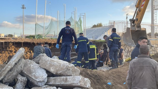 Νάξος: Δύο εργάτες έπεσαν σε τάφρο όταν κατέρρευσε τοιχείο – Μεγάλη επιχείρηση για τον απεγκλωβισμό τους