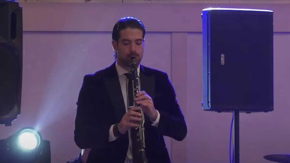 Άρης Μουγκοπέτρος: «Ήταν μια κακή στιγμή, δεν ξέρω ποιος το έκανε» λέει ο ιδιοκτήτης του κέντρου όπου τραυματίστηκε από κροτίδα ο γνωστός μουσικός