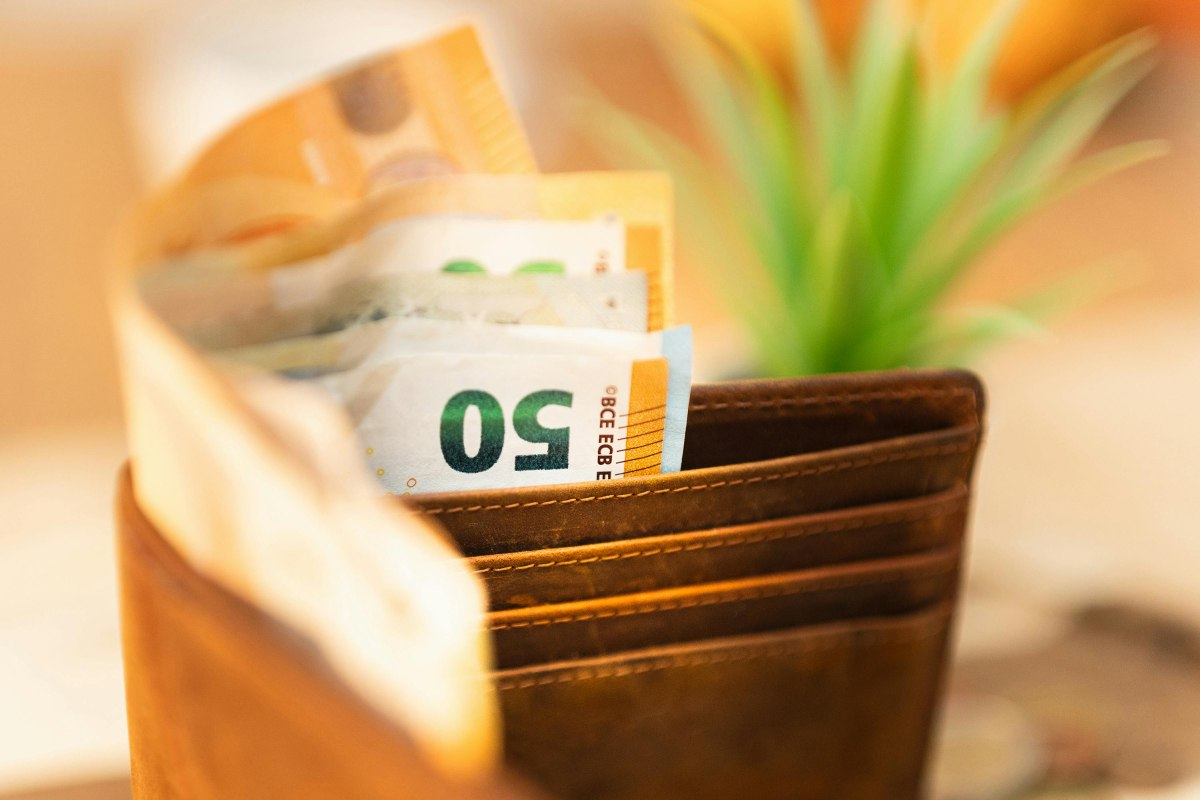 Σφοδρή κριτική από την αντιπολίτευση στις ανακοινώσεις της κυβέρνησης για τον κατώτατο μισθό