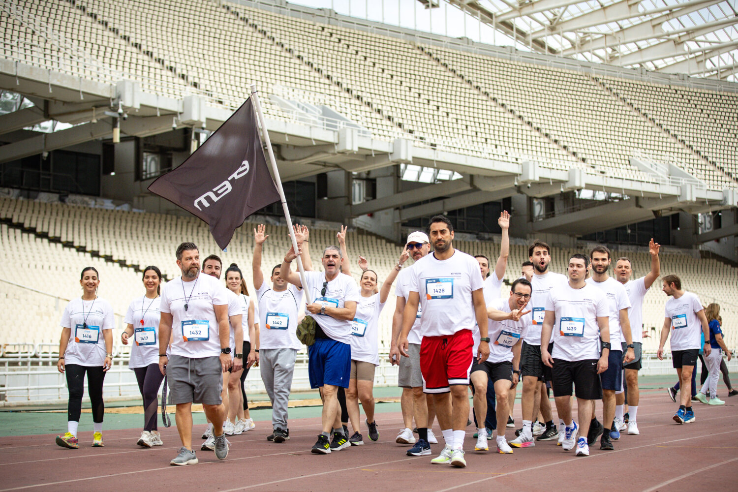 Με vintage διάθεση και running shoes η ΕΤΕΜ στο B2Run Athens 2025