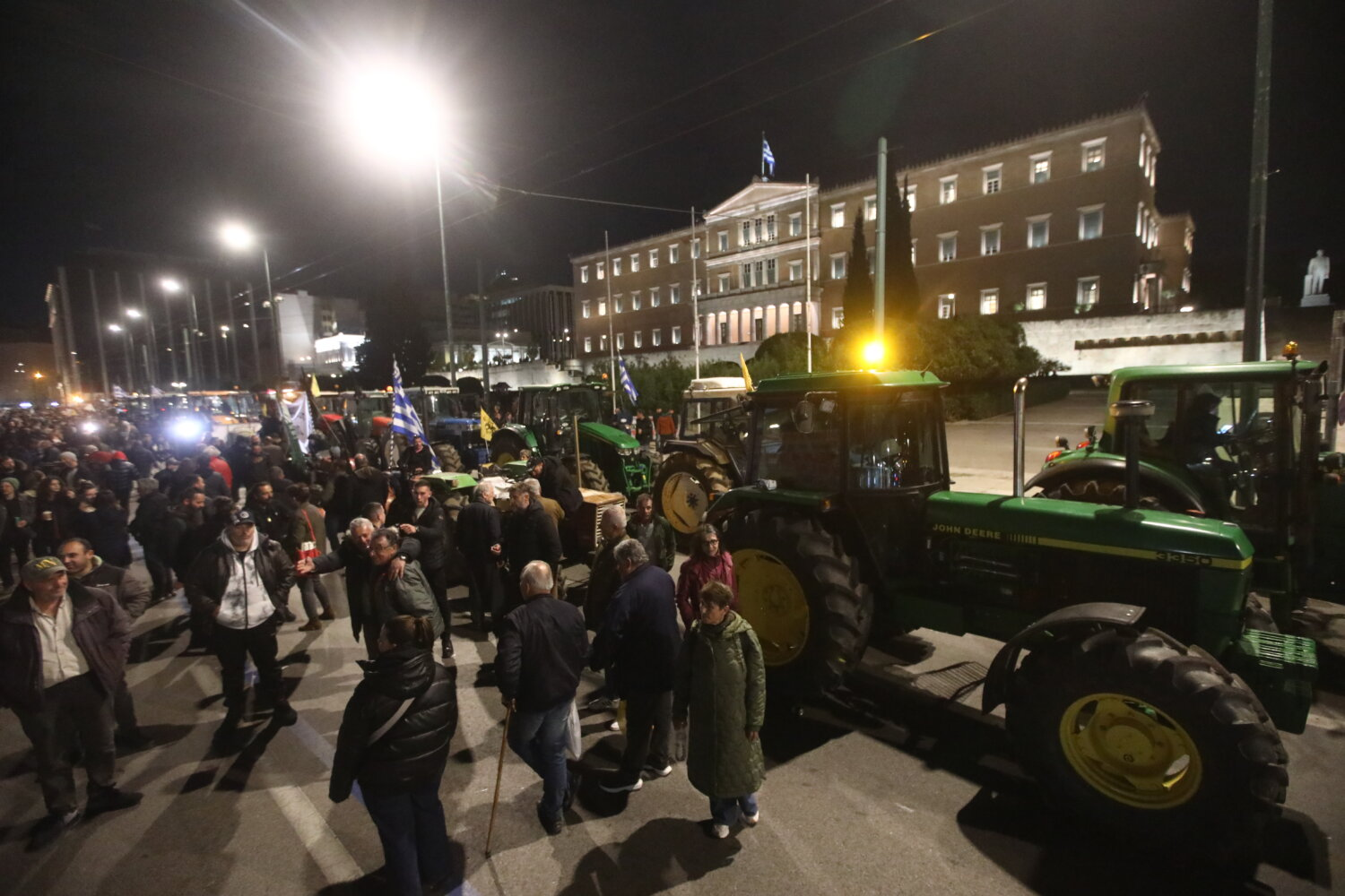 Αγρότες: Ολονυχτία με τα τρακτέρ στο Σύνταγμα – «Μόνο κοροϊδία πήραμε»