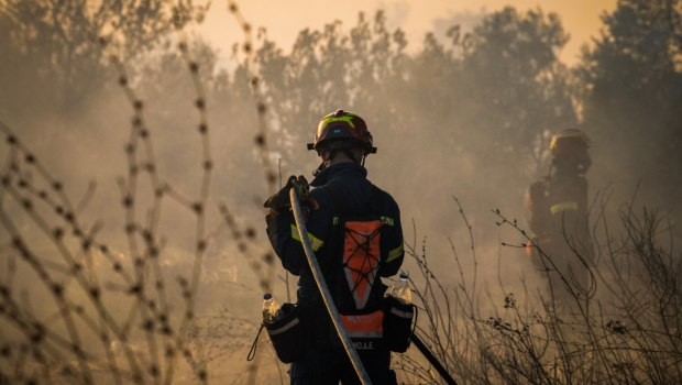 Φωτιά στην Τήνο – Στη μάχη εναέρια μέσα