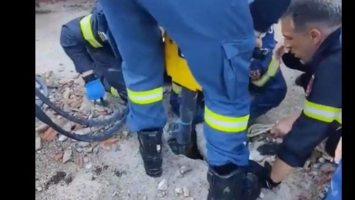 Λευκάδα: 2χρονος έπεσε σε βόθρο – Η «χειρουργική» επιχείρηση της πυροσβεστικής για τον απεγκλωβισμό του