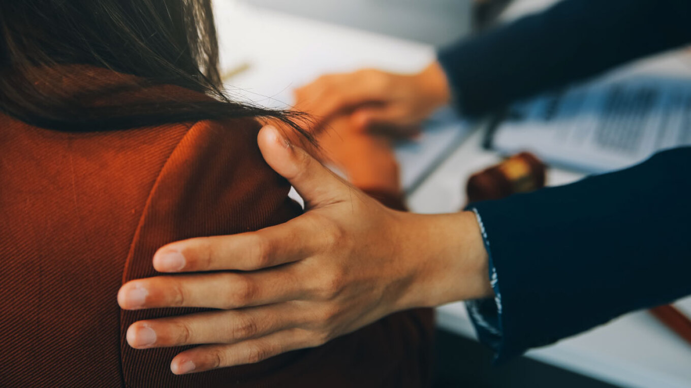 Επιθεώρηση εργασίας: Κατά 43% αυξήθηκαν τα περιστατικά βίας και παρενόχλησης στην εργασία το 2025