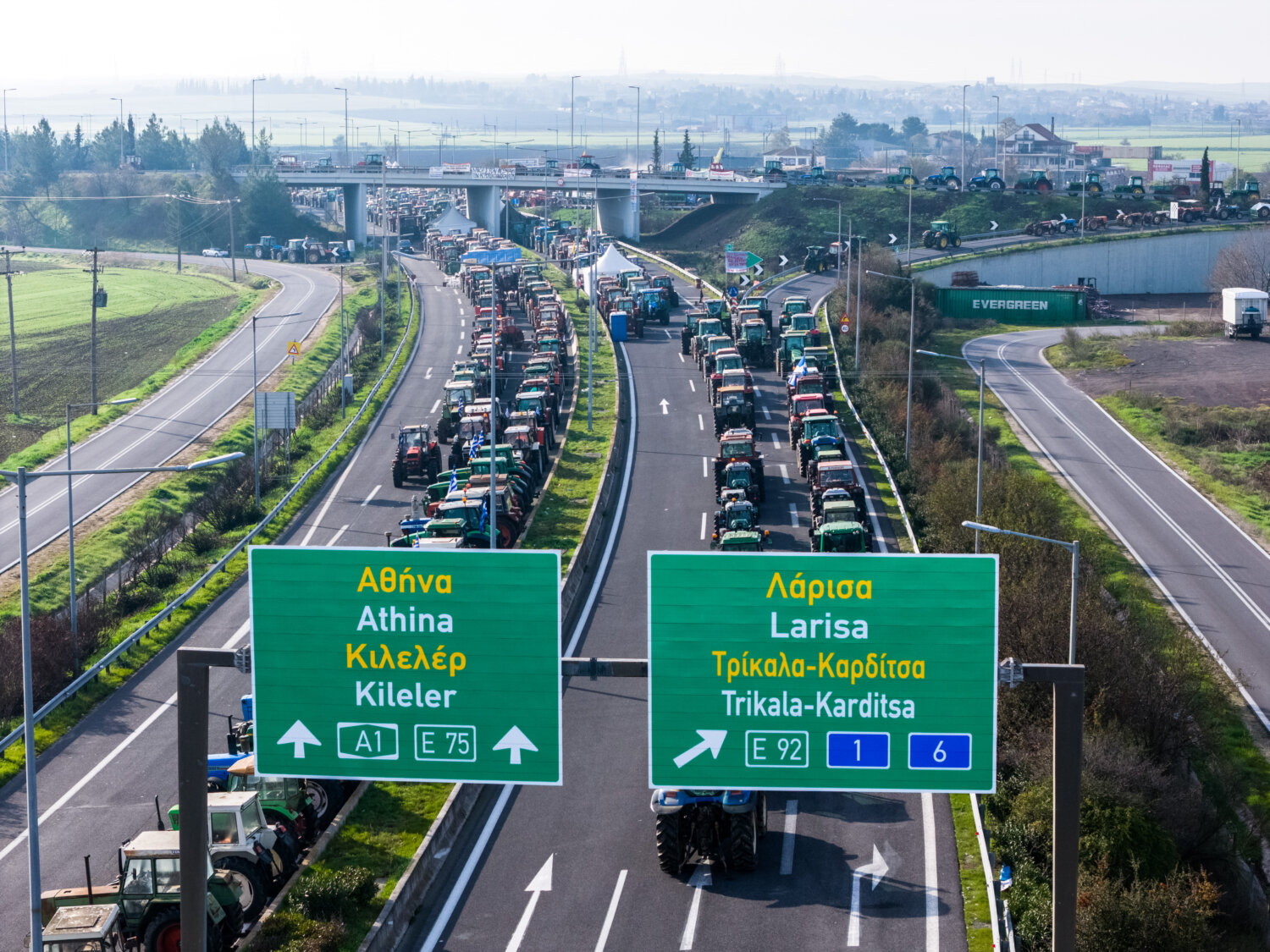 Για Πρωτοχρονιά στα μπλόκα ετοιμάζονται οι αγρότες – Ανοίγει σήμερα η αερογέφυρα στον κόμβο Νίκαιας