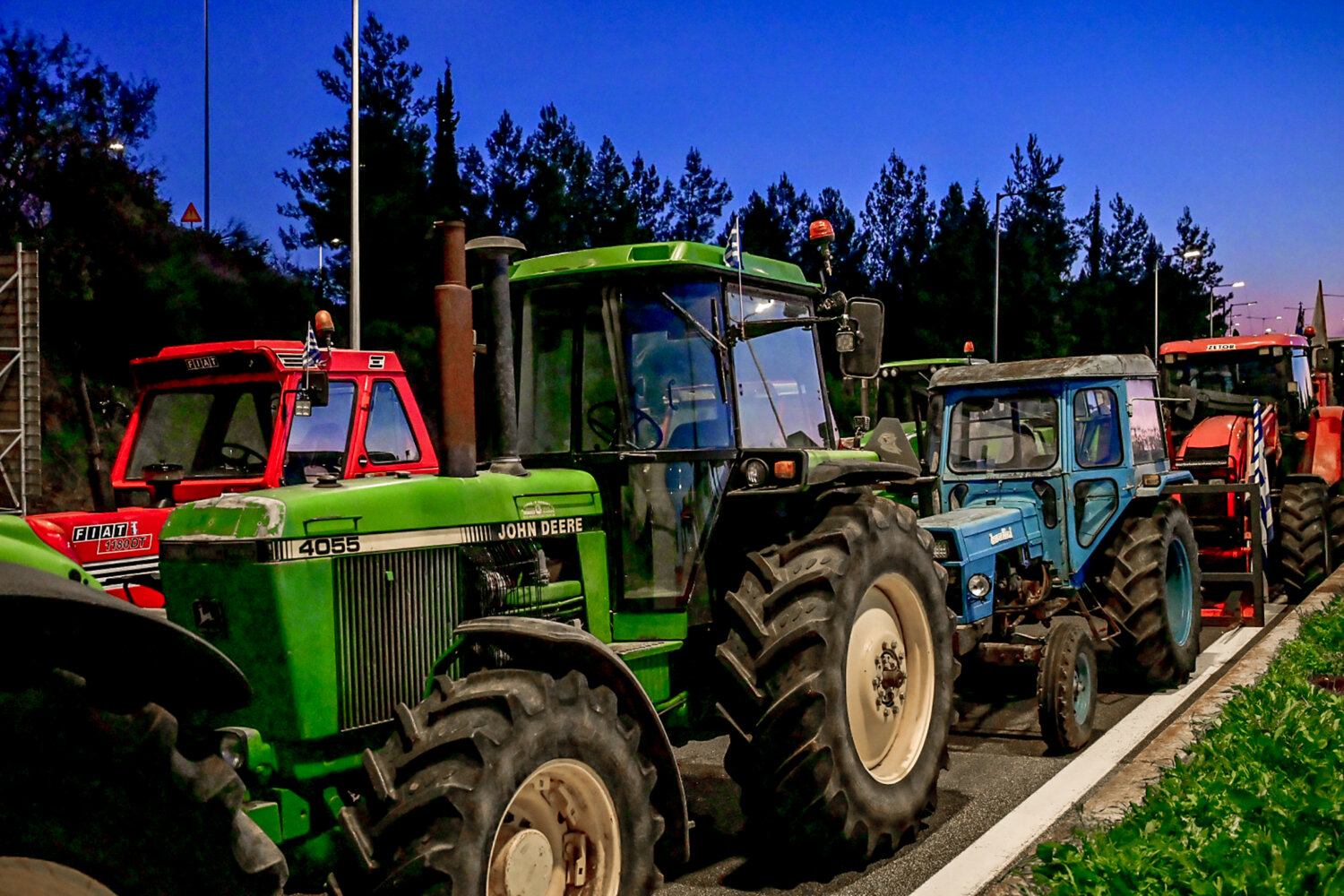 Ενισχύεται το μπλόκο στη Νίκαια: Κλειστή και σήμερα η Ε.O. Αθηνών–Θεσσαλονίκης – Γάλα θα μοιράσουν οι κτηνοτρόφοι στη Λάρισα