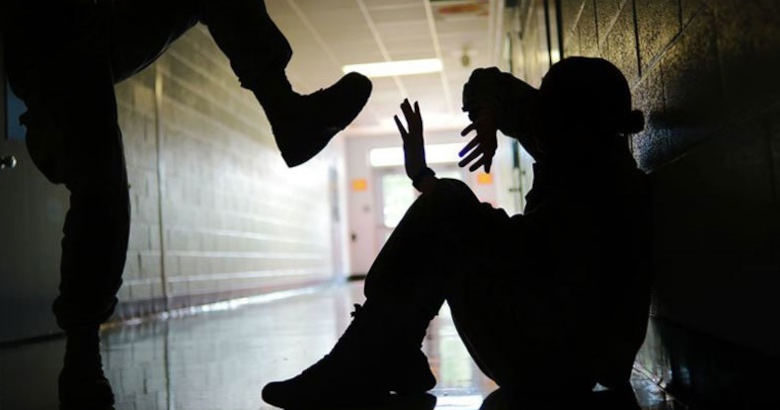 Μενίδι: 17χρονος ρίχνει μπουνιές σε ανήλικο – «Σε παρακαλώ, μην με χτυπάς», εκλιπαρεί το θύμα