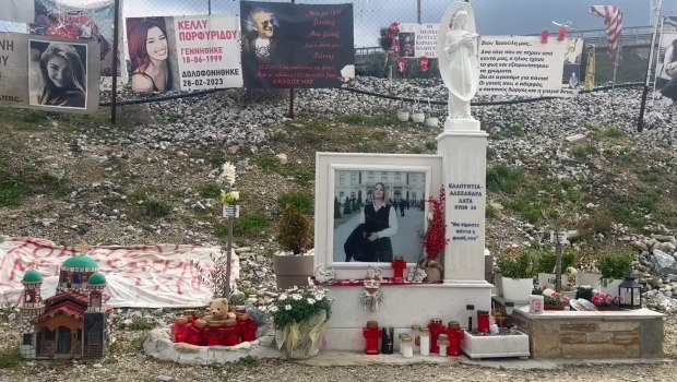 Πλήθος κόσμου στο σημείο του σιδηροδρομικού δυστυχήματος στα Τέμπη – Συγκίνηση και αναπάντητα «γιατί»