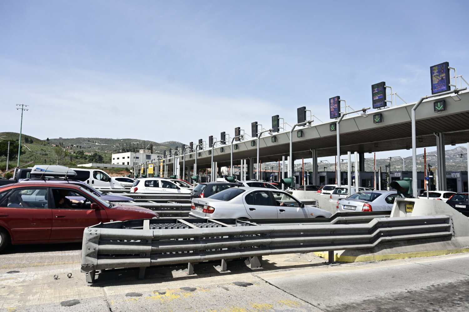 Αναχωρούν οι αδειούχοι: Αρκετή η κίνηση από το πρωί και στα δύο ρεύματα από και προς τη Θεσσαλονίκη