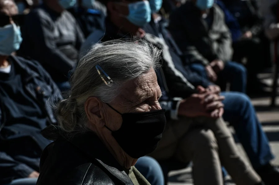 Συντάξεις χηρείας: Τα τρία νέα σενάρια για τις μειώσεις – Πιέσεις από γαλάζιους βουλευτές