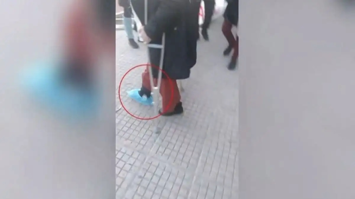 Νηπιαγωγός μηνύει το δημόσιο: Την υποχρέωσαν να γυρίσει στο σχολείο με σπασμένο πόδι μετά από ατύχημα που είχε εν ώρα εργασίας