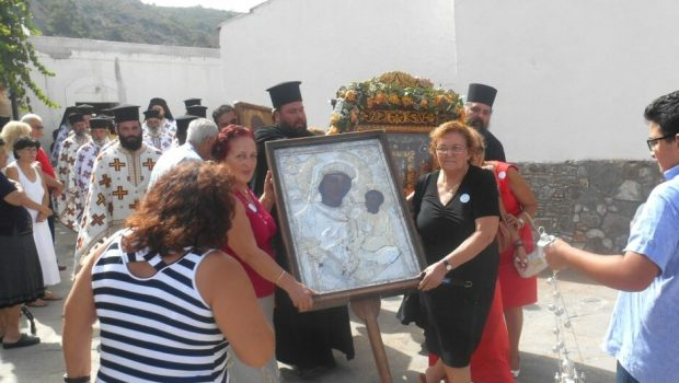 Κοσμοσυρροή στην Παναγιά Τσαμπίκα που γιορτάζει αύριο – Προστάτιδα της τεκνοποίησης
