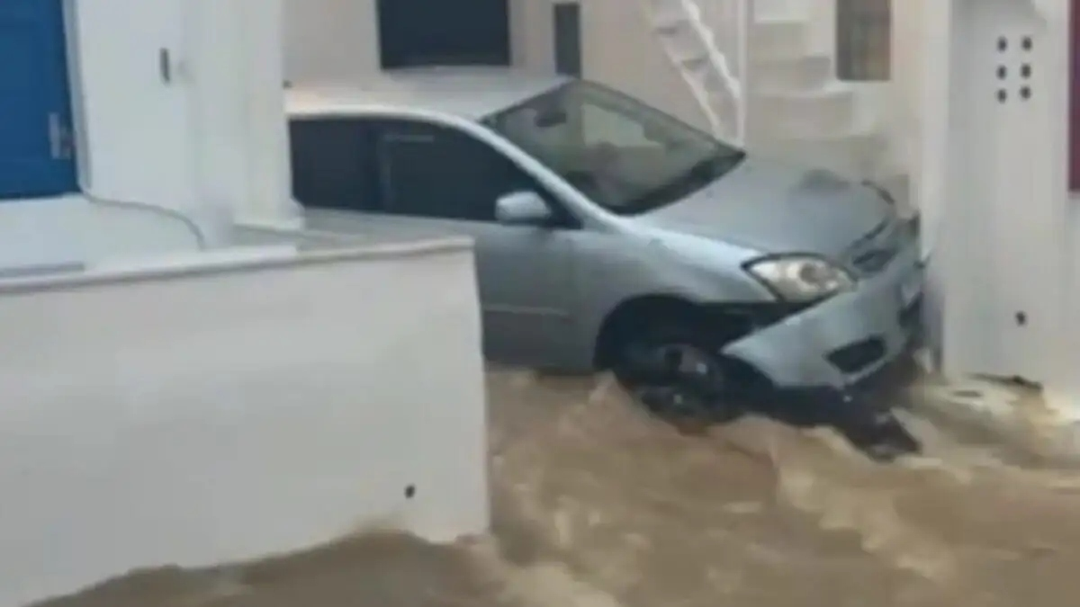 Κακοκαιρία στις Κυκλάδες: Πλημμύρισε και η Μύκονος, χείμαρροι παρέσυραν αυτοκίνητα
