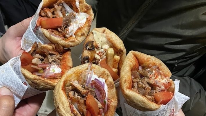 Αυξήσεις στις τιμές στο τυλιχτό: Σε ποιες περιοχές ξεπερνάει τα 6€ – Γιατί ξεχωρίζει η Λάρισα