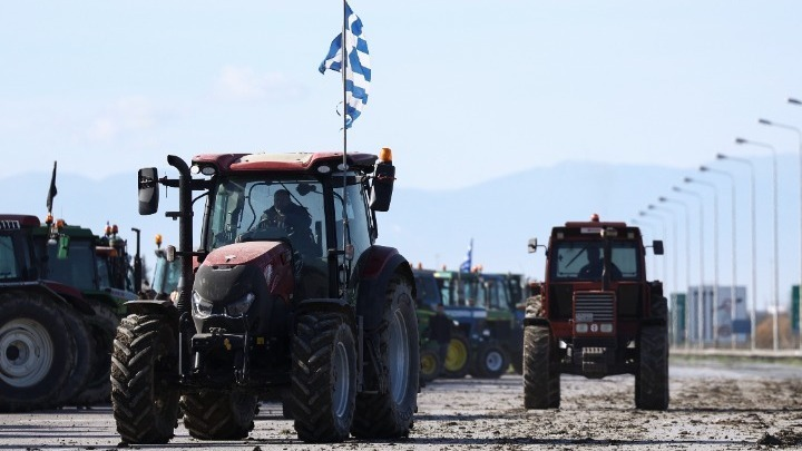 Αγροτικά μπλόκα: Πού υπάρχουν αποκλεισμοί και τα σημεία όπου άνοιξε η κυκλοφορία των οχημάτων