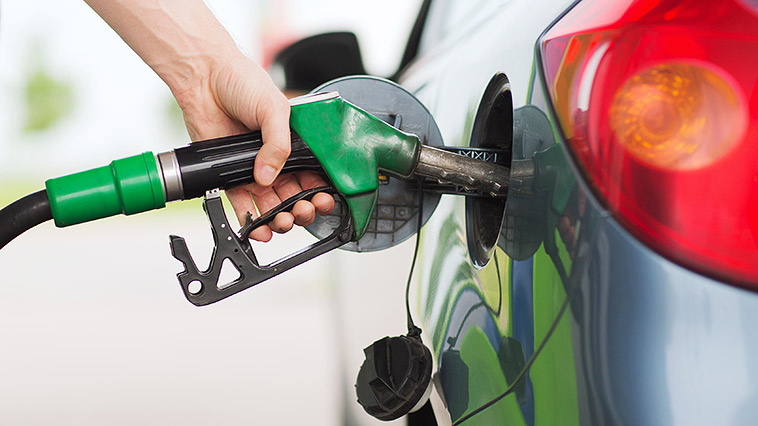 Σπάει ρεκόρ η βενζίνη: Καθημερινά ανεβαίνει 1 με 2 λεπτά – Φόβοι πως θα φτάσει στα 3 ευρώ