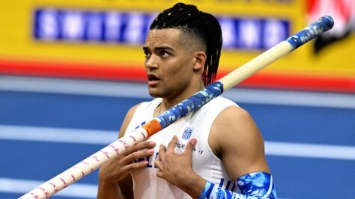 Εμμανουήλ Καραλής: Όταν η Γιάννα Νταρίλη ανακοίνωσε στον «αέρα» τη γέννησή του 25 χρόνια πριν