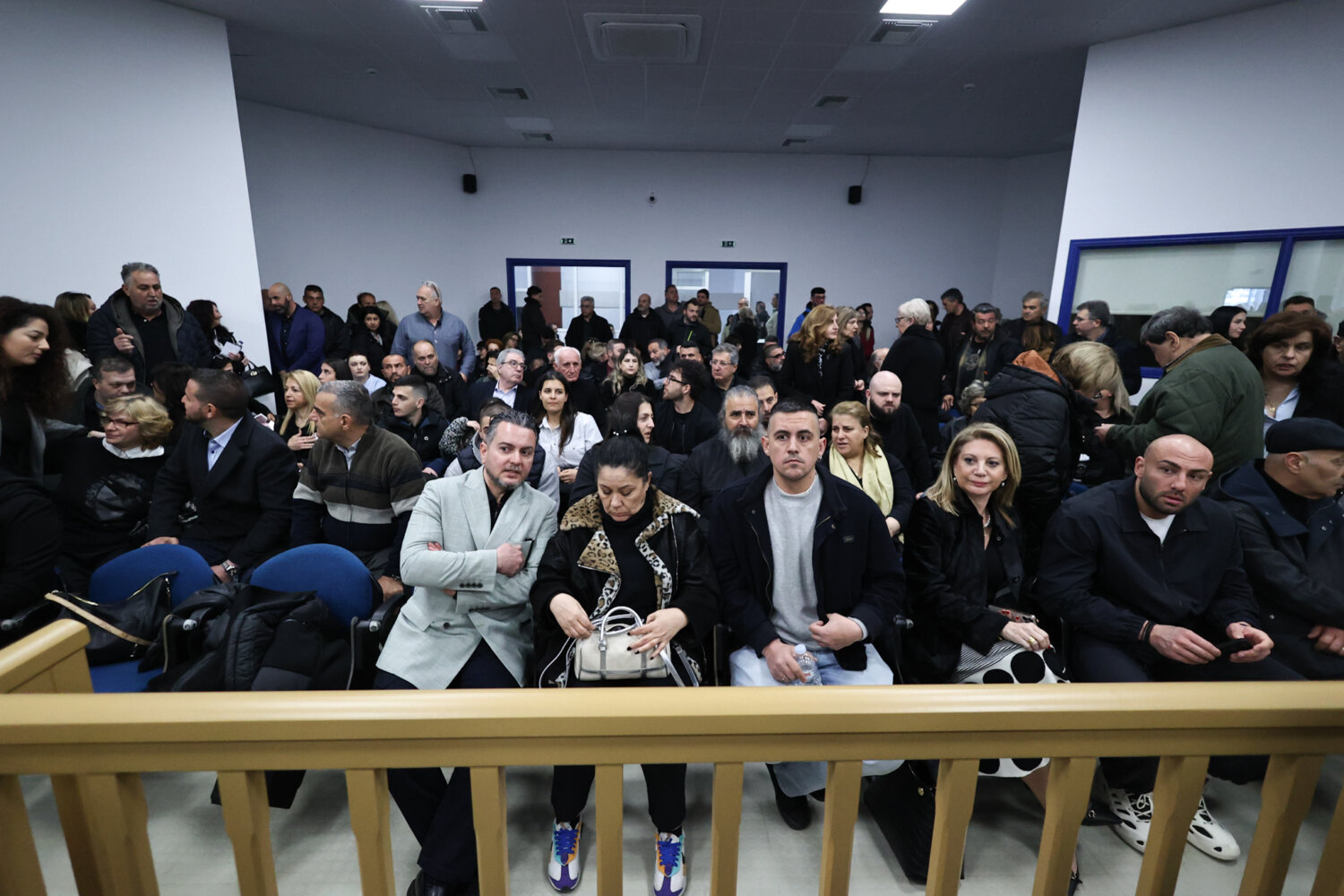 Έντονες αντιδράσεις των κομμάτων της αντιπολίτευσης μετά τις εξελίξεις για τη δίκη που αφορά στην τραγωδία στα Τέμπη