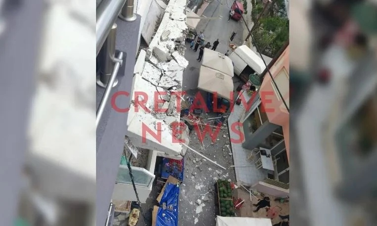 Κρήτη: Τμήμα μπαλκονιού κατέρρευσε και έπεσε επάνω σε πάγκους λαϊκής αγοράς στο Ηράκλειο