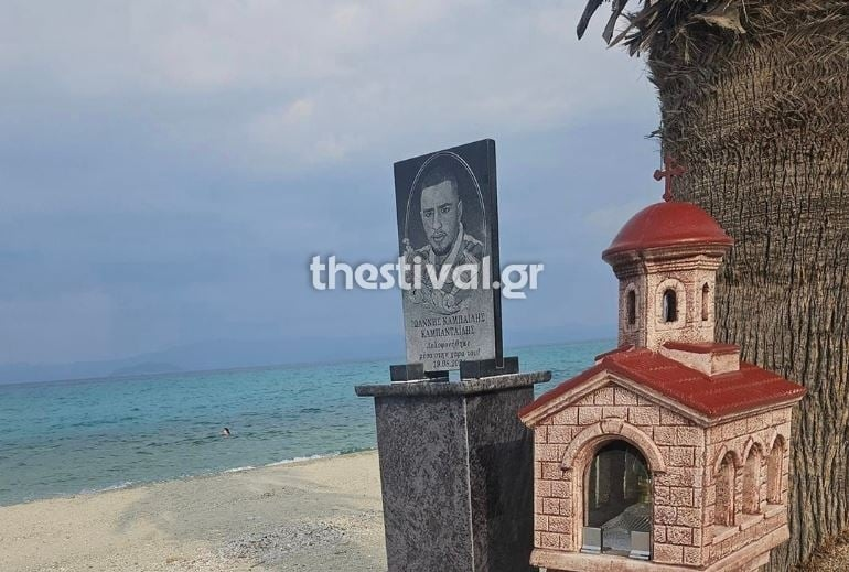 Χαλκιδική: Μνημείο για τον 19χρονο που σκοτώθηκε στο λούνα παρκ έστησε η οικογένεια