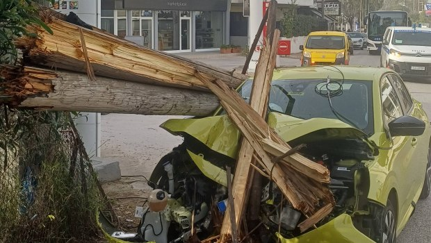 Τροχαίο στα Σπάτα – Έκοψε στα δύο κολώνα ηλεκτροδότησης